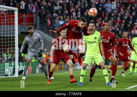 Liverpool, Regno Unito. 07 Maggio, 2019. Andrew Robertson di teste di Liverpool e cancella la palla. UEFA Champions League semi final, seconda gamba corrispondono, Liverpool v Barcellona ad Anfield Stadium di Liverpool martedì 7 maggio 2019. Questa immagine può essere utilizzata solo per scopi editoriali. Solo uso editoriale, è richiesta una licenza per uso commerciale. Nessun uso in scommesse, giochi o un singolo giocatore/club/league pubblicazioni. pic da Chris Stading/Andrew Orchard fotografia sportiva/Alamy Live news Credito: Andrew Orchard fotografia sportiva/Alamy Live News Foto Stock