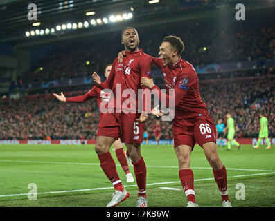 Liverpool. 8 Maggio, 2019. Di Liverpool Georginio Wijnaldum (C) celebra il punteggio durante la UEFA Champions League Semi-Final seconda gamba match tra Liverpool FC ed FC Barcelona ad Anfield di Liverpool, in Gran Bretagna il 7 maggio 2019. Liverpool ha vinto 4-3 sull'aggregato e raggiunto la finale. Credito: Xinhua/Alamy Live News Foto Stock