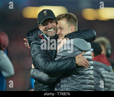 Liverpool. 8 Maggio, 2019. Liverpool manager Jurgen Klopp (L) celebra con il portiere Simon Mignolet dopo la UEFA Champions League Semi-Final seconda gamba match tra Liverpool FC ed FC Barcelona ad Anfield di Liverpool, in Gran Bretagna il 7 maggio 2019. Liverpool ha vinto 4-3 sull'aggregato e raggiunto la finale. Credito: Xinhua/Alamy Live News Foto Stock