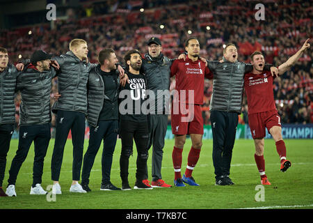 Liverpool. 8 Maggio, 2019. Liverpool i giocatori di manager e festeggiare dopo la UEFA Champions League Semi-Final seconda gamba match tra Liverpool FC ed FC Barcelona ad Anfield di Liverpool, in Gran Bretagna il 7 maggio 2019. Liverpool ha vinto 4-3 sull'aggregato e raggiunto la finale. Credito: Xinhua/Alamy Live News Foto Stock