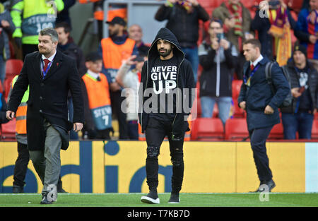 Liverpool. 8 Maggio, 2019. Liverpool è Mohamed Salah (C) arriva prima che la UEFA Champions League Semi-Final seconda gamba match tra Liverpool FC ed FC Barcelona ad Anfield di Liverpool, in Gran Bretagna il 7 maggio 2019. Liverpool ha vinto 4-3 sull'aggregato e raggiunto la finale. Credito: Xinhua/Alamy Live News Foto Stock