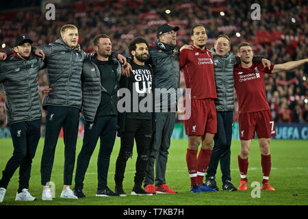 Liverpool. 8 Maggio, 2019. Liverpool i giocatori di manager e festeggiare dopo la UEFA Champions League Semi-Final seconda gamba match tra Liverpool FC ed FC Barcelona ad Anfield di Liverpool, in Gran Bretagna il 7 maggio 2019. Liverpool ha vinto 4-3 sull'aggregato e raggiunto la finale. Credito: Xinhua/Alamy Live News Foto Stock