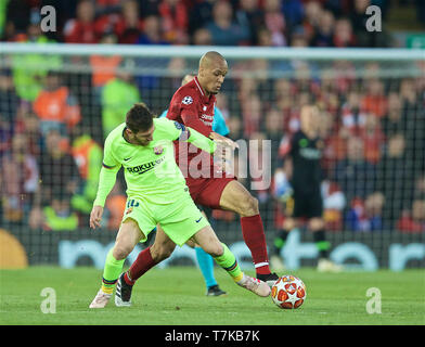 Liverpool. 8 Maggio, 2019. Di Liverpool Officina Fabinho (R) è imbrattata di FC Barcellona il Lionel Messi durante la UEFA Champions League Semi-Final seconda gamba match tra Liverpool FC ed FC Barcelona ad Anfield di Liverpool, in Gran Bretagna il 7 maggio 2019. Liverpool ha vinto 4-3 sull'aggregato e raggiunto la finale. Credito: Xinhua/Alamy Live News Foto Stock