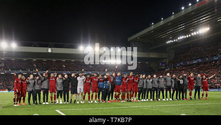 Liverpool. 8 Maggio, 2019. Liverpool di giocatori e staff celebrare dopo la UEFA Champions League Semi-Final seconda gamba match tra Liverpool FC ed FC Barcelona ad Anfield di Liverpool, in Gran Bretagna il 7 maggio 2019. Liverpool ha vinto 4-3 sull'aggregato e raggiunto la finale. Credito: Xinhua/Alamy Live News Foto Stock