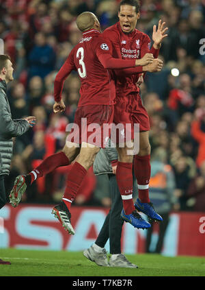 Liverpool. 8 Maggio, 2019. Di Liverpool Virgilio van Dijk (R) festeggia con il suo compagno di squadra Officina Fabinho dopo la UEFA Champions League Semi-Final seconda gamba match tra Liverpool FC ed FC Barcelona ad Anfield di Liverpool, in Gran Bretagna il 7 maggio 2019. Liverpool ha vinto 4-3 sull'aggregato e raggiunto la finale. Credito: Xinhua/Alamy Live News Foto Stock