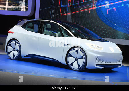 Archiviato - 29 settembre 2016, France (Francia), Paris: presso il Motor Show di Parigi sulla prima giornata della stampa di VW "I.D.', una concept car con trazione puramente elettrica, è presentato. Su 08.05.2019, Volkswagen sta lanciando l'opzione di pre-ordinare la prima completamente elettrico modello del previsto ID della famiglia in Europa. Foto: Uli Deck/dpa Foto Stock