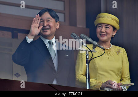 In Giappone il nuovo imperatore Naruhito onde per ben wishers durante il loro primo annuncio pubblico presso East Plaza, palazzo imperiale a Tokyo in Giappone il 4 maggio 2019. Credito: AFLO/Alamy Live News Foto Stock