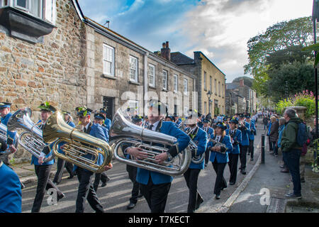 Helston, Cornwall, Regno Unito. 8 maggio 2019. Helston Flora giorno annuale festival di primavera. Visto qui la band suonare la Flora danza, che viene fatto passare verso il basso attraverso la generazione di bandsmen e non è stata trascritta.. Simon credito Maycock / Alamy Live News. Foto Stock