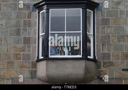 Helston, Cornwall, Regno Unito. 8 maggio 2019. Helston Flora giorno annuale festival di primavera. Un residente con il primo visualizzazione della posizione sulla strada principale tenetevi pronti per i giorni di festeggiamenti.. Simon credito Maycock / Alamy Live News. Foto Stock