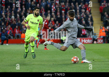 Liverpool Goalkeeper Alisson Becker calci per eliminare il pericolo mentre Luis Suarez di Barcellona è dietro di lui e guarda a chiudere giù lui. UEFA Champions League semi final, seconda gamba corrispondono, Liverpool v Barcellona ad Anfield Stadium di Liverpool martedì 7 maggio 2019. Questa immagine può essere utilizzata solo per scopi editoriali. Solo uso editoriale, è richiesta una licenza per uso commerciale. Nessun uso in scommesse, giochi o un singolo giocatore/club/league pubblicazioni. pic da Chris Stading/Andrew Orchard fotografia sportiva/Alamy Live news Foto Stock