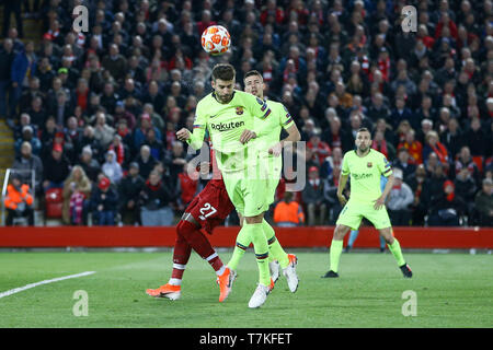 Liverpool, Regno Unito. 07 Maggio, 2019. Gerard Pique di Barcellona i capi la palla. UEFA Champions League semi final, seconda gamba corrispondono, Liverpool v Barcellona ad Anfield Stadium di Liverpool martedì 7 maggio 2019. Questa immagine può essere utilizzata solo per scopi editoriali. Solo uso editoriale, è richiesta una licenza per uso commerciale. Nessun uso in scommesse, giochi o un singolo giocatore/club/league pubblicazioni. pic da Chris Stading/Andrew Orchard fotografia sportiva/Alamy Live news Credito: Andrew Orchard fotografia sportiva/Alamy Live News Foto Stock