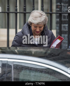 A Downing Street, Londra, Regno Unito. 8 maggio 2019. Il Primo Ministro inglese Theresa Maggio lascia Downing Street a frequentare settimanalmente i Primi Ministri domande in Parlamento. Credito: Malcolm Park/Alamy Live News. Foto Stock