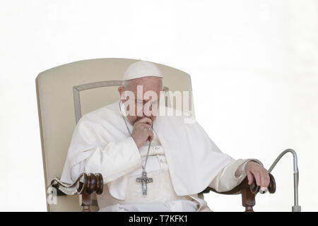 Città del Vaticano il Vaticano. 08 Maggio, 2019. Papa Francesco assiste l udienza generale in Piazza San Pietro. Credito: Giuseppe Ciccia/Alamy Live News Foto Stock