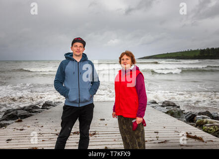 Fountainstown, Cork, Irlanda. 08 Maggio, 2019. Aivars Tirums, Rochestown con la sua madre Brigita De Coppet, chi è in visita dalla Lettonia in un giorno di viaggio a Fountainstown, Co. Cork, Irlanda su un pomeriggio piovoso. Credito: David Creedon/Alamy Live News Foto Stock