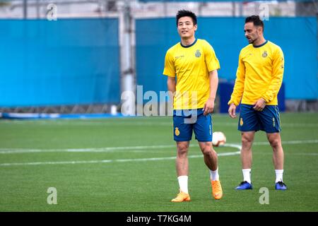 (190508) -- Barcellona, 8 maggio 2019 (Xinhua) -- Wu Lei (L) prende parte alla sessione di allenamento del campionato spagnolo team RCD Espanyol di Barcellona, in Spagna, in data 8 maggio 2019. (Xinhua/Joan Gosa) Foto Stock
