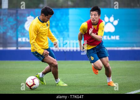 (190508) -- Barcellona, 8 maggio 2019 (Xinhua) -- Wu Lei (R) prende parte alla sessione di allenamento del campionato spagnolo team RCD Espanyol di Barcellona, in Spagna, in data 8 maggio 2019. (Xinhua/Joan Gosa) Foto Stock