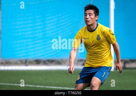 (190508) -- Barcellona, 8 maggio 2019 (Xinhua) -- Wu Lei prende parte alla sessione di allenamento del campionato spagnolo team RCD Espanyol di Barcellona, in Spagna, in data 8 maggio 2019. (Xinhua/Joan Gosa) Foto Stock