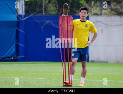 (190508) -- Barcellona, 8 maggio 2019 (Xinhua) -- Wu Lei prende parte alla sessione di allenamento del campionato spagnolo team RCD Espanyol di Barcellona, in Spagna, in data 8 maggio 2019. (Xinhua/Joan Gosa) Foto Stock