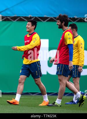 (190508) -- Barcellona, 8 maggio 2019 (Xinhua) -- Wu Lei (L) prende parte alla sessione di allenamento del campionato spagnolo team RCD Espanyol di Barcellona, in Spagna, in data 8 maggio 2019. (Xinhua/Joan Gosa) Foto Stock