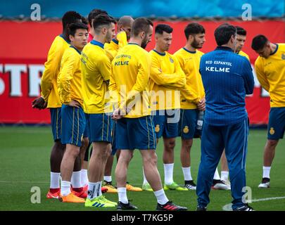 (190508) -- Barcellona, 8 maggio 2019 (Xinhua) -- Wu Lei (2 L) prende parte alla sessione di allenamento del campionato spagnolo team RCD Espanyol di Barcellona, in Spagna, in data 8 maggio 2019. (Xinhua/Joan Gosa) Foto Stock