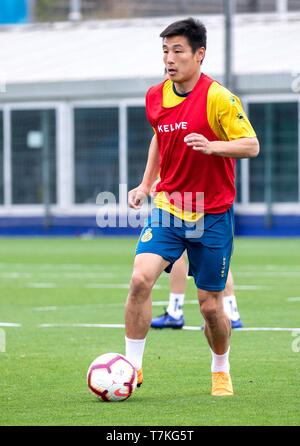 (190508) -- Barcellona, 8 maggio 2019 (Xinhua) -- Wu Lei prende parte alla sessione di allenamento del campionato spagnolo team RCD Espanyol di Barcellona, in Spagna, in data 8 maggio 2019. (Xinhua/Joan Gosa) Foto Stock