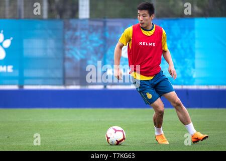 (190508) -- Barcellona, 8 maggio 2019 (Xinhua) -- Wu Lei prende parte alla sessione di allenamento del campionato spagnolo team RCD Espanyol di Barcellona, in Spagna, in data 8 maggio 2019. (Xinhua/Joan Gosa) Foto Stock