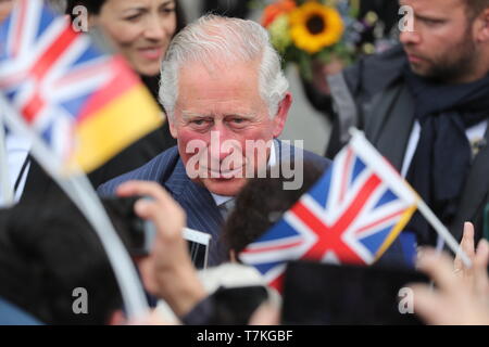 Leipzig, Germania. 08 Maggio, 2019. Il British erede al trono, il Principe Carlo, è accolto da persone in attesa presso il Municipio della Città Vecchia. Il Principe di Galles e la duchessa di Cornovaglia visita Leipzig il secondo giorno del loro viaggio in Germania. Credito: Jan Woitas/dpa/Alamy Live News Foto Stock