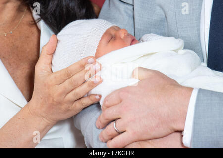 Windsor. 8 Maggio, 2019. Foto scattata il 8 Maggio 2019 mostra il figlio di Gran Bretagna il principe Harry, duca di Sussex, e sua moglie Meghan Markle, duchessa di Sussex, a St George's Hall presso il Castello di Windsor in Windsor, Gran Bretagna. Il bambino che è la Regina Elisabetta sua ottava grande-nipote è settimo in linea al trono, dietro il Principe di Galles, il Duca di Cambridge e i suoi figli - Prince George, Princess Charlotte e Principe Louis - e il principe Harry. Credito: Dominic Lipinski/PA a filo/Xinhua/Alamy Live News Foto Stock