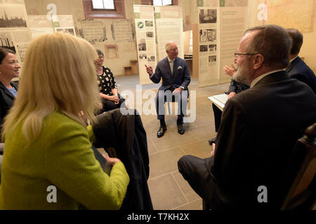 Leipzig, Germania. 08 Maggio, 2019. Il British erede al trono il Principe Carlo (M) parla con attivisti per i diritti civili durante la sua visita a St Nikolai's (chiesa Nikolaikirche). Credito: Jens Meyer/AP/Piscina/dpa/Alamy Live News Foto Stock