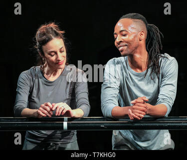 Wilton's Music Hall di Londra, Regno Unito, 08 maggio 2019. Viviana duranti e Mbulelo Ndabeni eseguire. Il leggendario ballerina Viviana duranti ritorna alla fase del Regno Unito in 8:38, un neo-opera commissionata da Olivier Award-winning coreografo Javier de Frutos, set di brani musicali tra cui il Kurt Weill/Lotte Lenya classic settembre canzone. Viviana è affiancato dalla contemporanea ballerino Ndabeni Mbulelo. Tre/8:38/sette correrà a Wilton's Music Hall può 8-18, escluso la domenica. Credito: Imageplotter/Alamy Live News Foto Stock