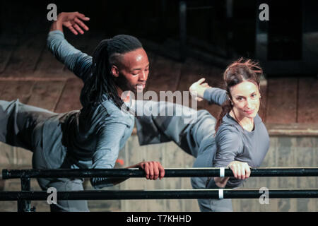 Wilton's Music Hall di Londra, Regno Unito, 08 maggio 2019. Viviana duranti e Mbulelo Ndabeni eseguire. Il leggendario ballerina Viviana duranti ritorna alla fase del Regno Unito in 8:38, un neo-opera commissionata da Olivier Award-winning coreografo Javier de Frutos, set di brani musicali tra cui il Kurt Weill/Lotte Lenya classic settembre canzone. Viviana è affiancato dalla contemporanea ballerino Ndabeni Mbulelo. Tre/8:38/sette correrà a Wilton's Music Hall può 8-18, escluso la domenica. Credito: Imageplotter/Alamy Live News Foto Stock