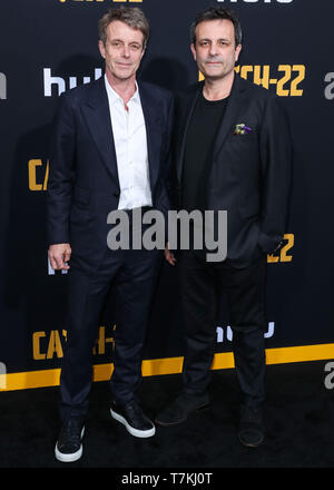 Hollywood, Stati Uniti. 07 Maggio, 2019. HOLLYWOOD e LOS ANGELES, CALIFORNIA, STATI UNITI D'AMERICA - maggio 07: Harry Gregson-Williams e Rupert Gregson-Williams arrivare presso il Los Angeles Premiere di Hulu 'Catch-22" tenutasi presso la leva TCL Chinese Theatre IMAX il 7 maggio 2019 a Hollywood e Los Angeles, California, Stati Uniti. (Foto di Xavier COLLIN/Image Press Agency) Credito: Image Press Agency/Alamy Live News Foto Stock