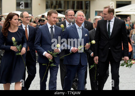 Leipzig, Germania. 08 Maggio, 2019. Il British erede al trono il Principe Carlo (secondo da destra) va con una rosa, in memoria della rivoluzione pacifica del 1989 nella RDT, insieme con Burkhard Jung (r), il Sindaco di Lipsia, e Michael Kretschmer (CDU, terzo da sinistra), il primo ministro del Land di Sassonia e di sua moglie Annet Hofmann (l) e l'Ambasciatore britannico a Berlino, Sir Sebastian legno (secondo da sinistra). Il Principe di Galles e la duchessa di Cornovaglia visita Leipzig il secondo giorno del loro viaggio in Germania. Credito: AP Photo/AP/piscina/dpa/Alamy Live News Foto Stock