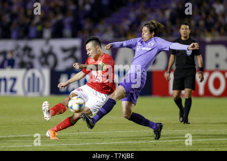 (190508) -- Hiroshima, 8 maggio 2019 (Xinhua) -- Gao Lin (L ) di Guangzhou Evergrande FC con vies Gakuto Notsuda del Sanfrecce Hiroshima durante il gruppo F corrispondenza tra la Cina del Guangzhou Evergrande FC e il Giappone del Sanfrecce Hiroshima al 2019 AFC Champions League a Hiroshima, Giappone, 8 maggio 2019. (Xinhua/Ma Caoran) Foto Stock