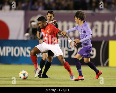 (190508) -- Hiroshima, 8 maggio 2019 (Xinhua) -- Paulinho (L) di Guangzhou Evergrande FC si rompe durante il gruppo F corrispondenza tra la Cina del Guangzhou Evergrande FC e il Giappone del Sanfrecce Hiroshima al 2019 AFC Champions League a Hiroshima, Giappone, 8 maggio 2019. (Xinhua/Du Natalino) Foto Stock