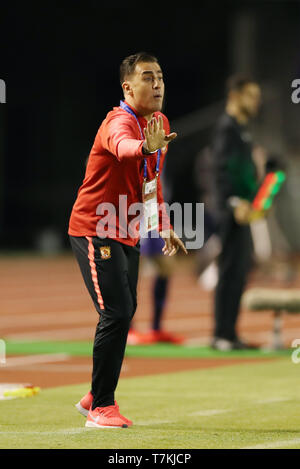 (190508) -- Hiroshima, 8 maggio 2019 (Xinhua) -- Fabio Cannavaro, allenatore di Guangzhou Evergrande FC gesti durante il gruppo F corrispondenza tra la Cina del Guangzhou Evergrande FC e il Giappone del Sanfrecce Hiroshima al 2019 AFC Champions League a Hiroshima, Giappone, 8 maggio 2019. (Xinhua/Du Natalino) Foto Stock