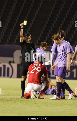 (190508) -- Hiroshima, 8 maggio 2019 (Xinhua) -- Arbitro mostra il cartellino giallo a Gao Lin di Guangzhou Evergrande FC durante il gruppo F corrispondenza tra la Cina del Guangzhou Evergrande FC e il Giappone del Sanfrecce Hiroshima al 2019 AFC Champions League a Hiroshima, Giappone, 8 maggio 2019. (Xinhua/Du Natalino) Foto Stock