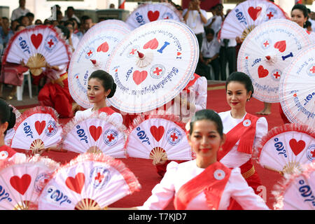 Phnom Penh Cambogia. 8 Maggio, 2019. Artisti cambogiano eseguire in corrispondenza di un evento commemorativo del mondo Croce Rossa di giorno in Phnom Penh Cambogia, in data 8 maggio 2019. In Cambogia la Croce Rossa (CRC) raccolti 20,7 milioni di dollari USA durante un evento annuale segnando il 156Mondo Croce Rossa qui la giornata di mercoledì. Credito: Li Lay/Xinhua/Alamy Live News Foto Stock