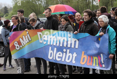 Demmin, Germania. 08 Maggio, 2019. I dimostranti protestano contro un corteo di estremisti di destra, NPD sul banner si dice "8 maggio Demmin rimane colorato! Un alleanza di associazioni, sindacati e partiti politici ha chiamato per protesta contro un "Torchlight marzo " dalla NPD, che prende un suicidio di massa nella città alla fine della Seconda Guerra Mondiale come un occasione per la sua azione. Il 08.05.1945 la Seconda Guerra Mondiale si è conclusa con la resa incondizionata del Reich tedesco. Credito: Bernd Wüstneck/dpa/Alamy Live News Foto Stock