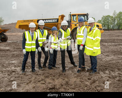 Birmingham, Regno Unito. 08 Maggio, 2019. (L-R) Andy Street (Sindaco di West Mid) Rhiana Burrell (ATH), Katrina Hart (ATH), Antwone Fergurson (boxer), Katie Stainton (ATH) e Cllr Ian Ward partecipa alla cerimonia per l'avvio ufficiale dei lavori di costruzione dello elemento residenziale del villaggio del commonwealth che ospiterà 6.500 atleta e funzionari durante l'estate del 2022. Birmingham, Inghilterra, il 8 maggio 2019 Credit: Gary Mitchell, GMP Media/Alamy Live News Foto Stock