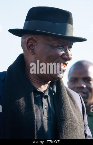 Lamontville, Durban, Sud Africa, 8 Maggio 2019: Sud Africa il ministro di polizia Bheki Cele visiti la Lamontville uffici comunali per gettare il suo voto nel 2019 South African elezioni generali. Immagine: Jonathan Oberholster/Alamy Live News Foto Stock