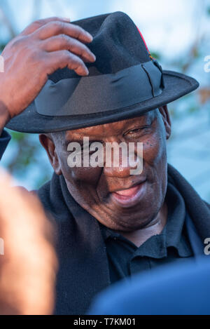 Lamontville, Durban, Sud Africa, 8 Maggio 2019: Sud Africa il ministro di polizia Bheki Cele visiti la Lamontville uffici comunali per gettare il suo voto nel 2019 South African elezioni generali. Immagine: Jonathan Oberholster/Alamy Live News Foto Stock