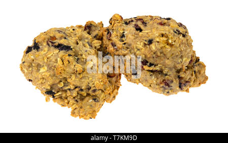 Vista laterale di due tutto biscotti fatti in casa isolata su uno sfondo bianco. Foto Stock