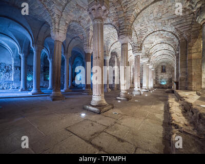 Abbadia San Salvatore, Italia - 24 Aprile 2019: interni con pilastri in una cripta. Foto Stock