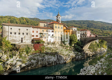 Il ponte di pietra attraverso il fiume Soca in Kanal ob Soci, Slovenia Foto Stock