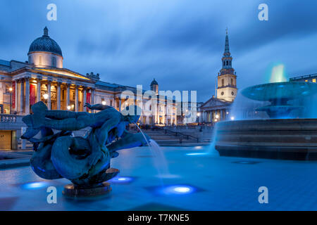 Trafalgar Square con St. Martins nel campo, Galleria Nazionale, nel West End di Londra Inghilterra, Regno Unito Foto Stock