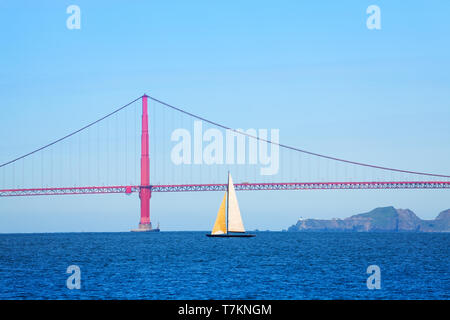 Seascape della baia di San Francisco con barca a vela passando sotto il Ponte Golden Gate, STATI UNITI D'AMERICA Foto Stock