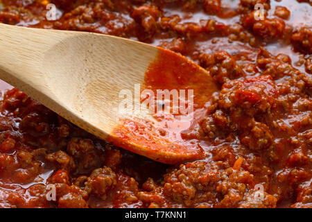 Cuocere hamburger con salsa marinara plus in un cucchiaio il cibo illuminato con luce naturale. Foto Stock