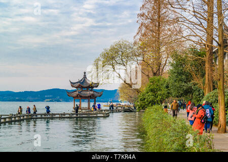 HANGZHOU, Cina, dicembre - 2018 - giornata invernale di scena a turistico West Lake in Hangzhou, Cina Foto Stock