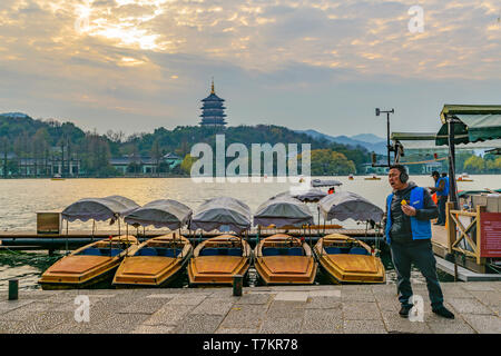 HANGZHOU, Cina, dicembre - 2018 - imbarcazioni turistiche parcheggiato a West Lake Park in Hangzhou, Cina Foto Stock